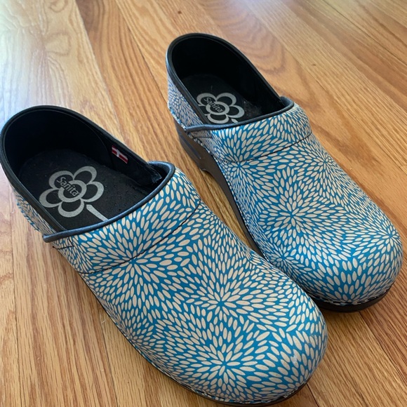 Women's Patterned Clogs - Picture 4 of 5